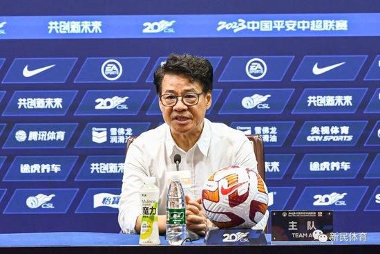 看着小刚挺进娇妻的体内